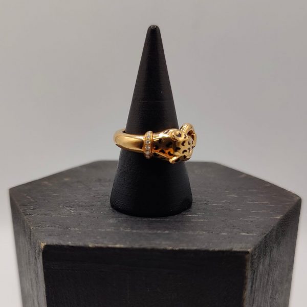 Anillo leopardo estilo cartier con collar alrededor de la cabeza con diamante y ojos de esmeralda