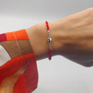 Pulsera de Plata con Piedritas Rojas y Corazón Central