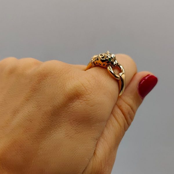 Anillo leopardo estilo cartier con collar alrededor de la cabeza con diamante y ojos de esmeralda