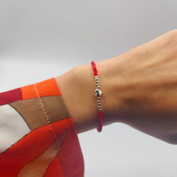 Pulsera de Plata con Piedritas Rojas y Corazón Central