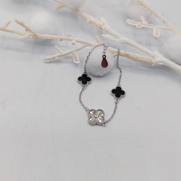 Pulsera de Plata con Tres Flores Estilo Van Cleef, Dos con Onix y una de Plata Texturizada