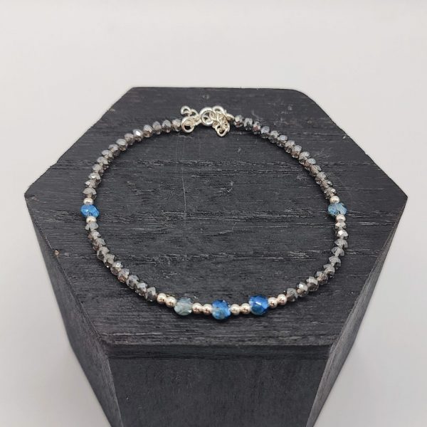 Pulsera de Plata con Bolitas Grises y Azul Noche Destacando