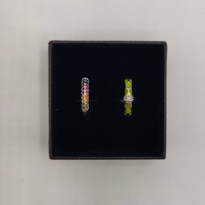 Pendiente de aro en plata con circonitas verdes, blancas y multicolor