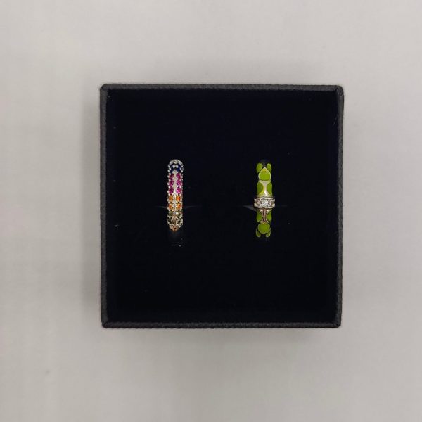 Pendiente de aro en plata con circonitas verdes, blancas y multicolor