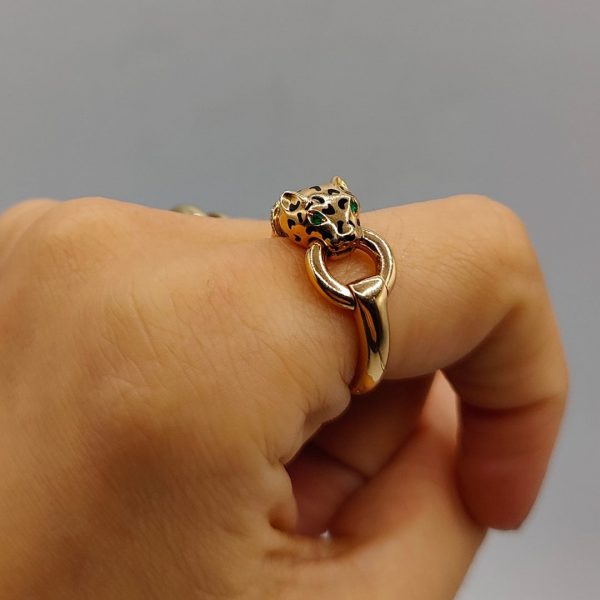 Anillo leopardo estilo cartier con collar alrededor de la cabeza con diamante y ojos de esmeralda