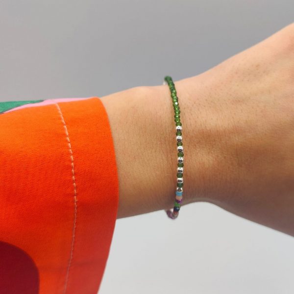 Pulsera de Plata con Piedrecitas Verdes y Centro Multicolor