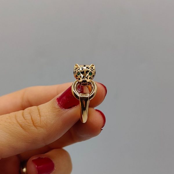 Anillo leopardo estilo cartier con collar alrededor de la cabeza con diamante y ojos de esmeralda