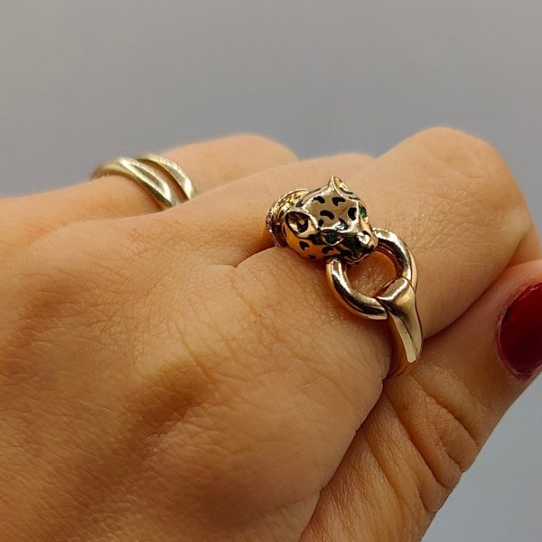 Anillo leopardo estilo cartier con collar alrededor de la cabeza con diamante y ojos de esmeralda