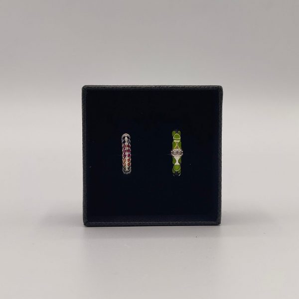 Pendiente de aro en plata con circonitas verdes, blancas y multicolor