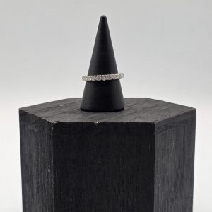 Alianza de Oro de 18K Recubierta de Diamantes