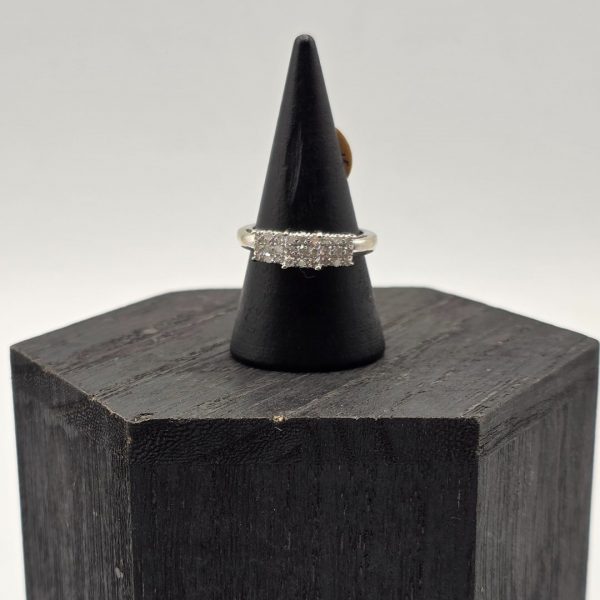 Anillo de Oro Blanco 18K con Diamantes en Tres Formas Cuadradas