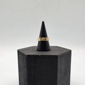 Anillo de Oro 18K Estilo Solitario con Toque de Alianza y Circonita Central
