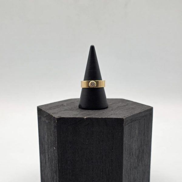 Anillo de Oro 18K Estilo Solitario con Toque de Alianza y Circonita Central