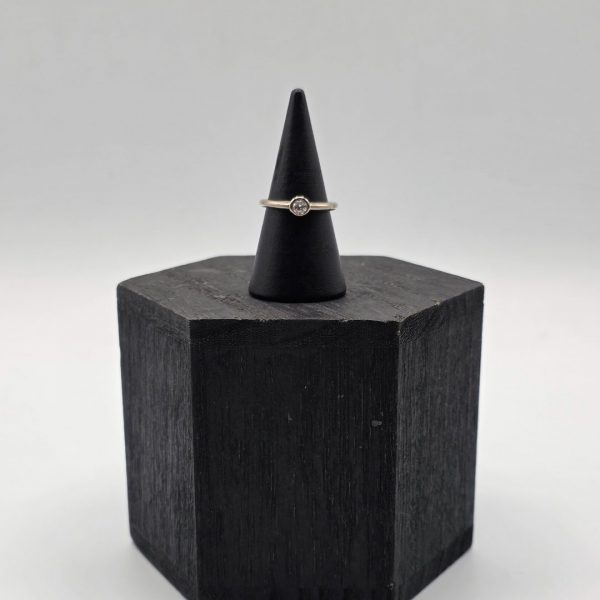 Anillo Solitario en Oro Blanco de 18K con Diamante