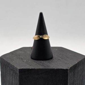 Anillo de Lazo en Oro de 18K con Mini Circonita Central