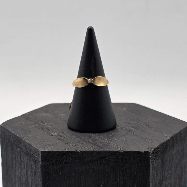 Anillo de Lazo en Oro de 18K con Mini Circonita Central