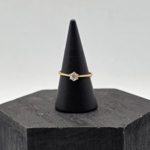 Anillo Solitario en Oro Amarillo de 18K con Diamante