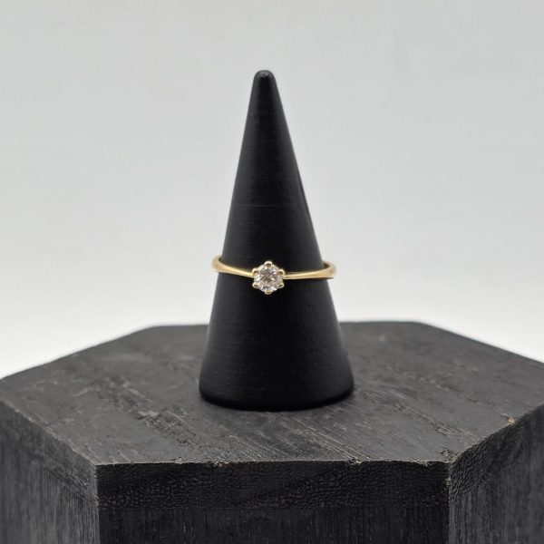 Anillo Solitario en Oro Amarillo de 18K con Diamante