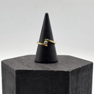 Anillo Solitario con Diamante – Oro de 18K