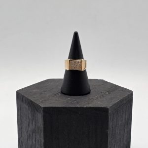 Anillo Sello en Oro de 18K con Circonitas