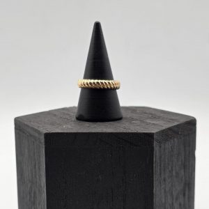 Alianza de Oro de 18K con Textura Elegante