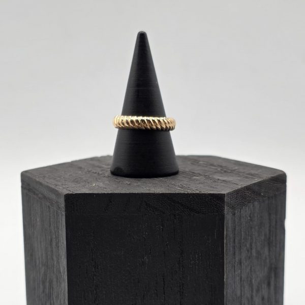 Alianza de Oro de 18K con Textura Elegante