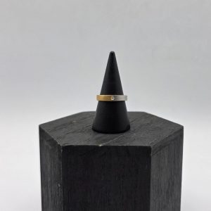 Alianza Bicolor en Oro de 18K con Diamante Incrustado