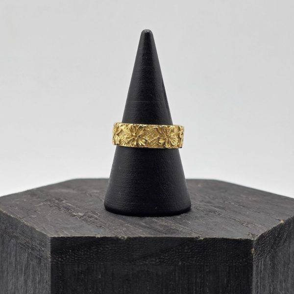 Anillo de Oro 18K con Flores Grabadas en Relieve