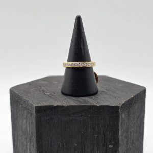 Alianza de Oro 18K con Media Banda de Diamantes