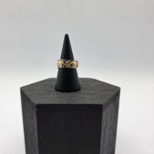 Anillo de Oro 18K con Flores Troqueladas, Diamantes y Detalles en Oro Blanco