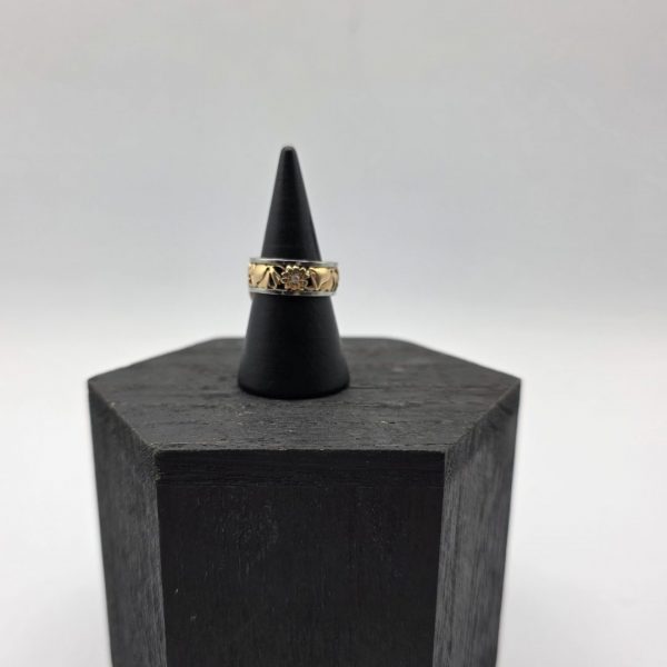 Anillo de Oro 18K con Flores Troqueladas, Diamantes y Detalles en Oro Blanco