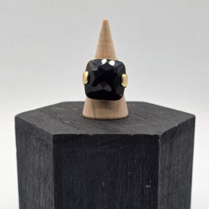 Anillo con Piedra Grande Cuadrada de Onix en Oro de 18K