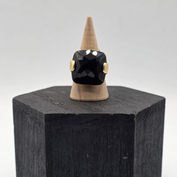 Anillo con Piedra Grande Cuadrada de Onix en Oro de 18K