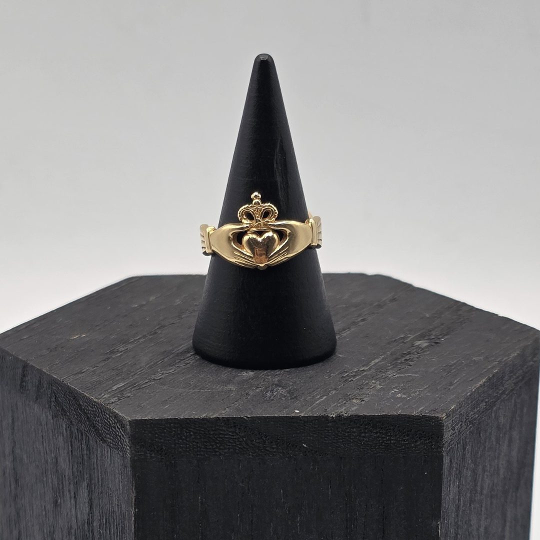 Anillo con Dos Manos Cogiendo un Corazón y una Corona en Oro de 18K