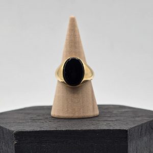 Anillo Sello Ovalado con Piedra de Onix en Oro de 18K