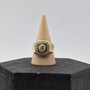 Anillo Sello Cuadrado con Cabeza de Medusa, Esmaltado Negro y Circonitas en Oro de 18K