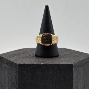 Anillo Sello con Diseño Grabado de Hojas en los Lados en Oro de 18K