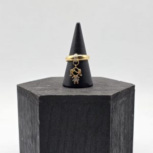 Anillo con Figura de Niña Colgando y Diamantes en Oro de 18K