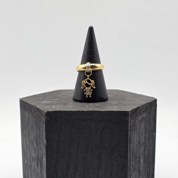 Anillo con Figura de Niña Colgando y Diamantes en Oro de 18K