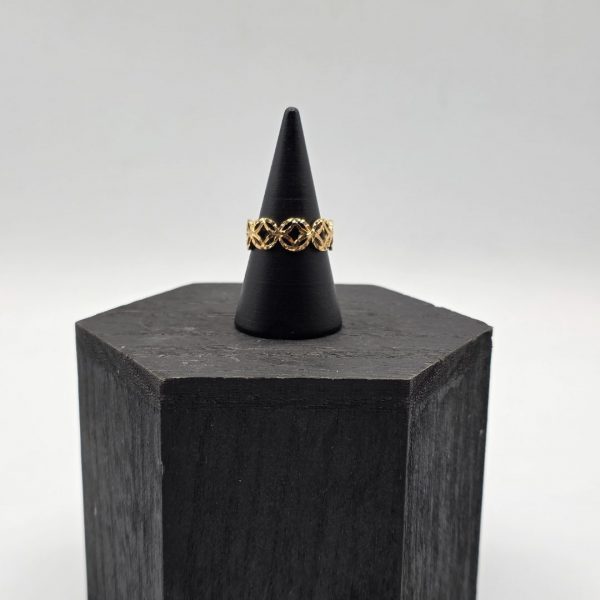 Anillo con Dibujos Trocados en Oro de 18K