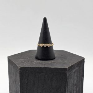 Anillo con Tres Corazones y Circonitas en Oro de 18K