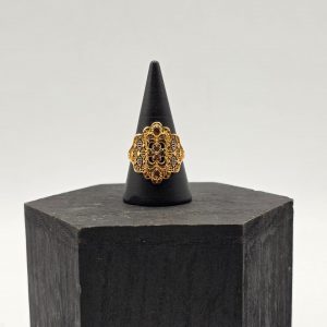 Anillo Estilo Vintage con Dibujos Trocados en Oro Mate y Brillante d