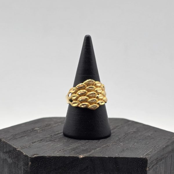 Anillo con Decoración entre Oro Brillante y Mate en 22K