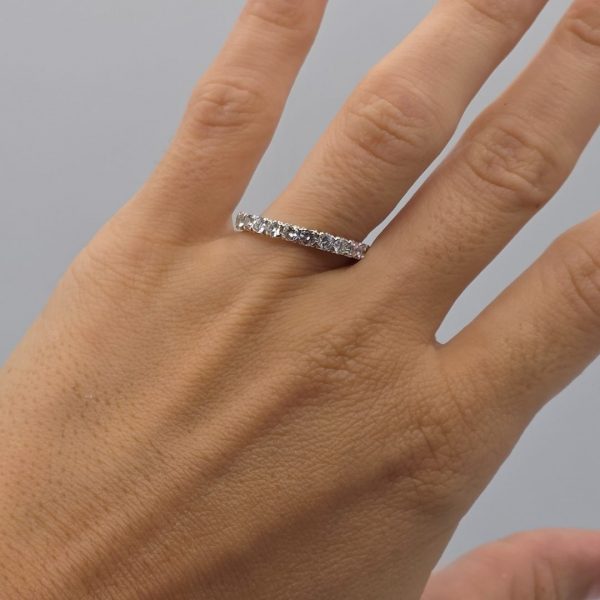 Alianza de Oro de 18K Recubierta de Diamantes