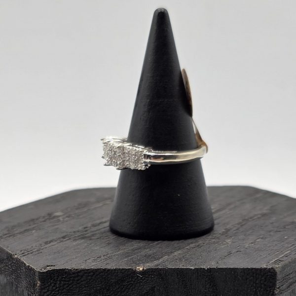 Anillo de Oro Blanco 18K con Diamantes en Tres Formas Cuadradas
