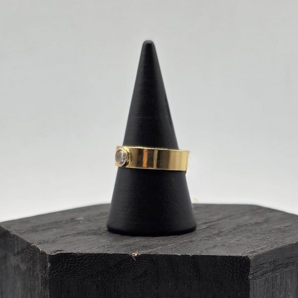 Anillo de Oro 18K Estilo Solitario con Toque de Alianza y Circonita Central