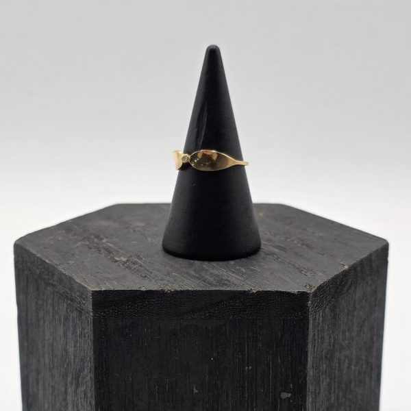 Anillo de Lazo en Oro de 18K con Mini Circonita Central