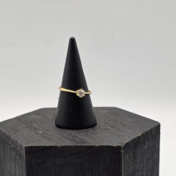 Anillo Solitario en Oro Amarillo de 18K con Diamante