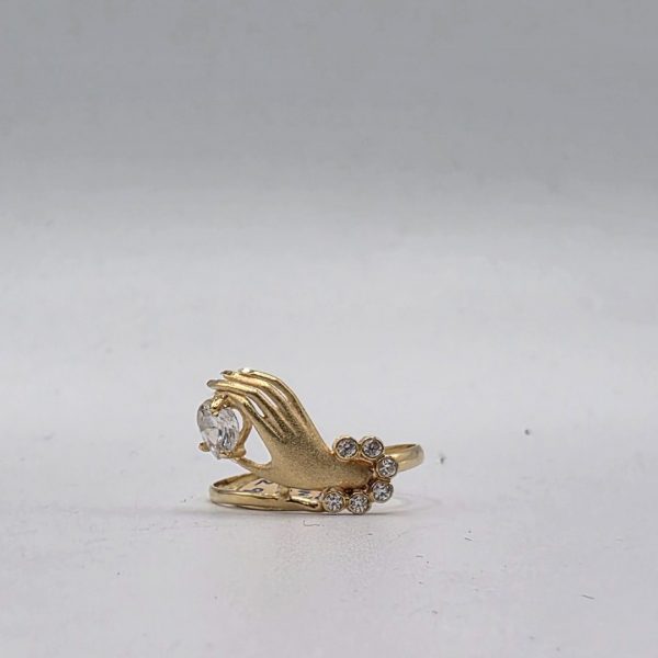 Anillo Mano con Corazón de Circonitas – Oro 18K