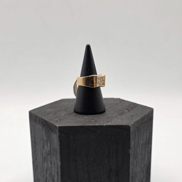 Anillo Sello en Oro de 18K con Circonitas